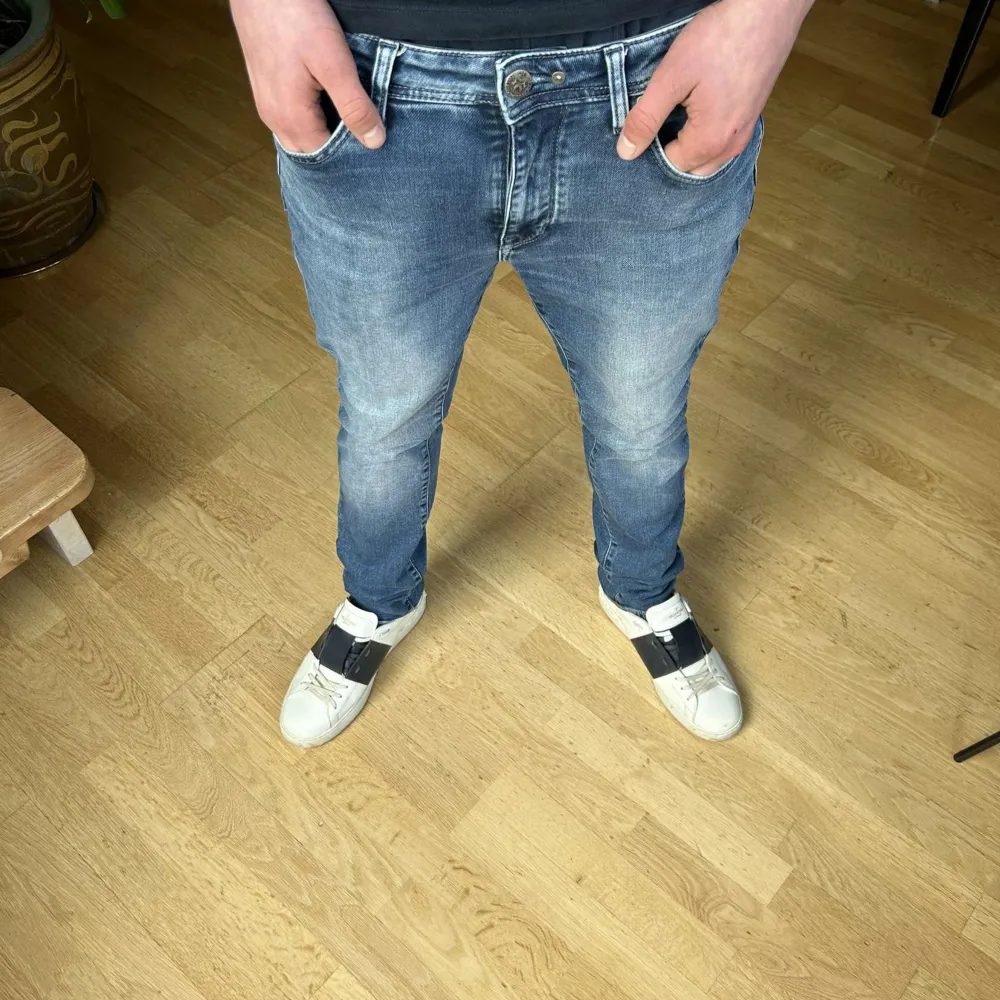 Ett par sällsynta Jean Paul jeans i nyskick Modellen är 185cm och väger 72kg Hör av er vid fler frågor! . Jeans & Byxor.