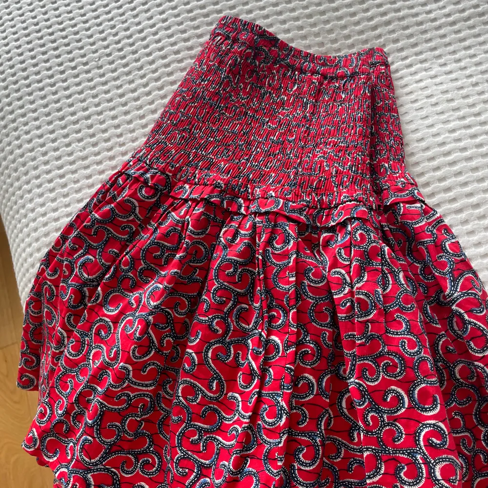 Jättefin röd kjol med blått mönster, köpt på pepejeans för fyra år sedan. Nypris 600kr, inga defekter, använd fåtal gånger, så gott som nyskick. . Kjolar.