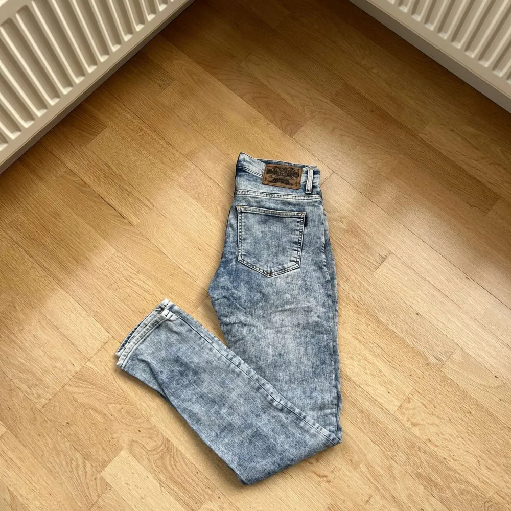 Ett par feta crocker jeans i fint skick, modellen är 184 och väger 67kg Hör av er vid fler frågor! . Jeans & Byxor.