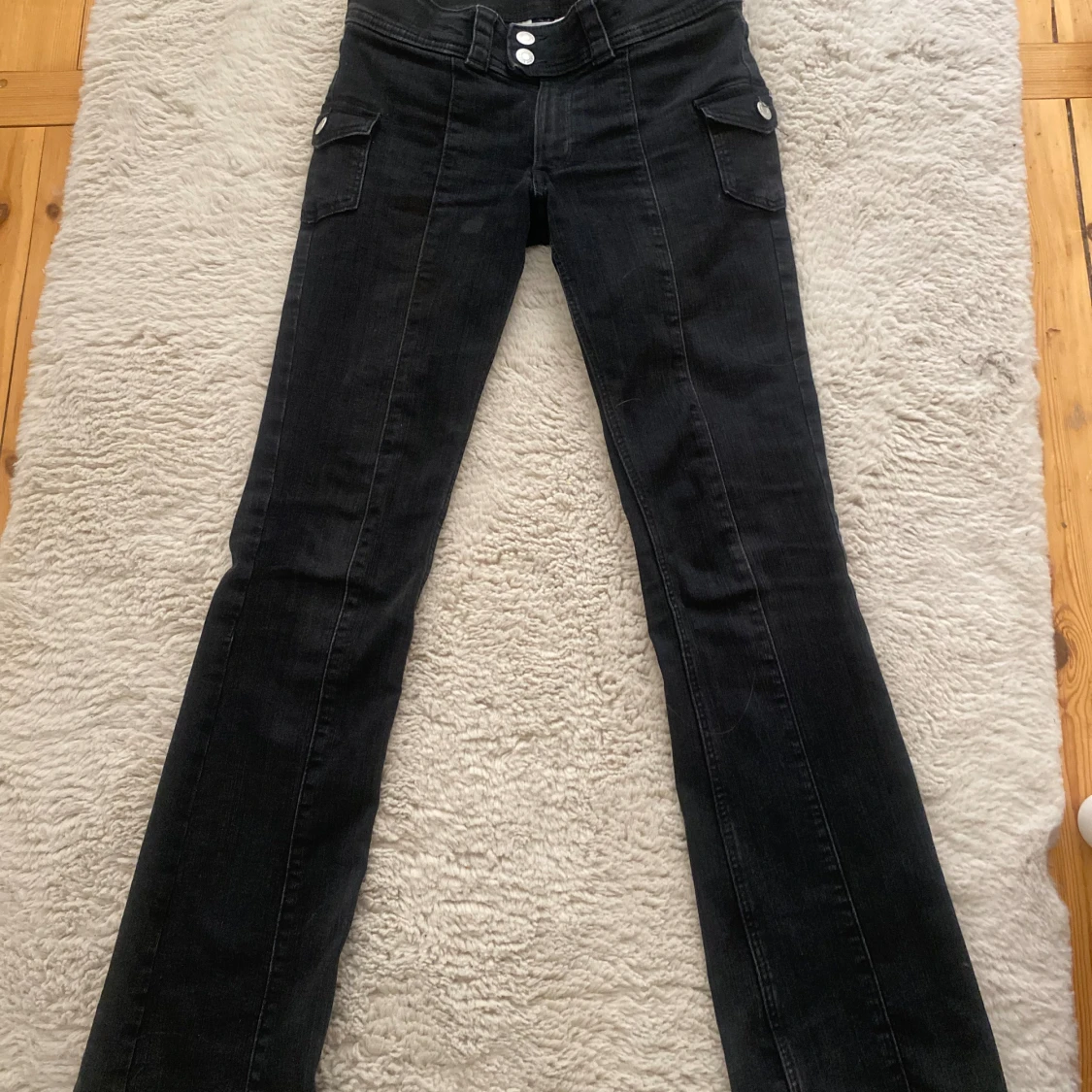 Svarta low waist bootcut jeans