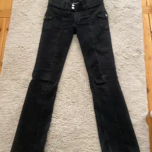 Jätte fina jeans ifrån hm🩷 knappt andvända eftersom dem var för små! Low waist och bootcut i storlek 158 eller 12-13 y. Slutsålda online!🩷🩷