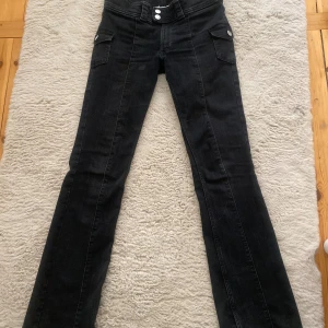 Svarta low waist bootcut jeans - Jätte fina jeans ifrån hm🩷 knappt andvända eftersom dem var för små! Low waist och bootcut i storlek 158 eller 12-13 y. Slutsålda online!🩷🩷