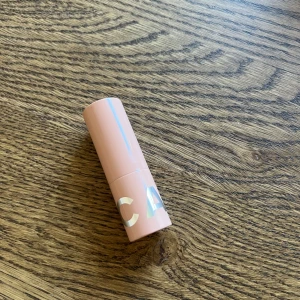 Läppstift  - Läppstift från caia i färgen adore you🩷 bara testad på handen, säljer då jag köpte fel färg 