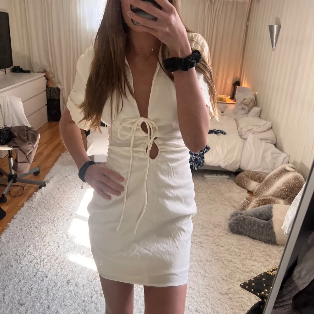 Supersöt vit klänning perfekt till student mottagning eller bara till sommaren storlek xs passar mig bra som är mellan xs/s, aldrig använd med lapp kvar☺️. Klänningar.