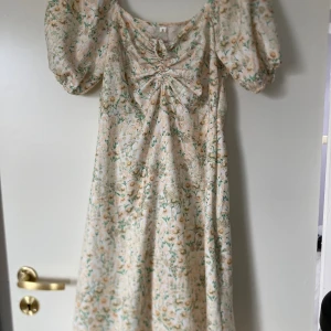 Ny klänning strl S  - Helt ny klänning i strl S. Material: polyester  Köpt från Shein. 