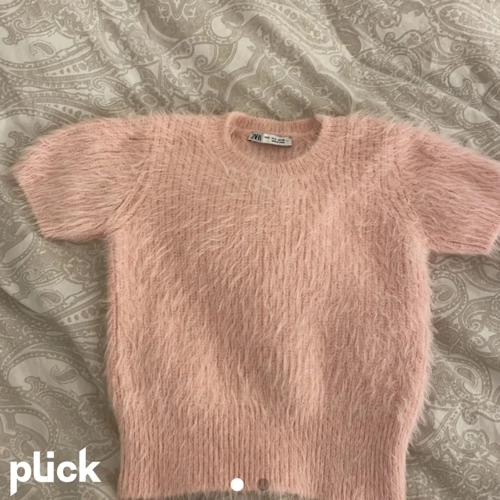 Säljer en fluffig rosa tröja från zara då den inte kommer till använding, nyskick och använd max 2 gånger. Kontakta för fler bilder💞💞. Toppar.