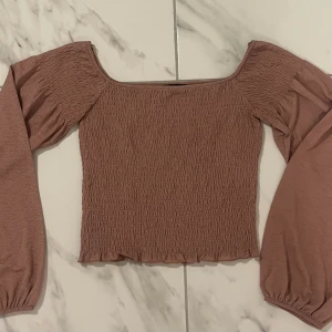 Bershka blus - Så söt rosa tröja från bershka. Den är i super gott skick och i storlek S. Armarna är lite större och tröjan går till naveln. Kontakta gärna vid fler frågor! 🫶🏻☺️