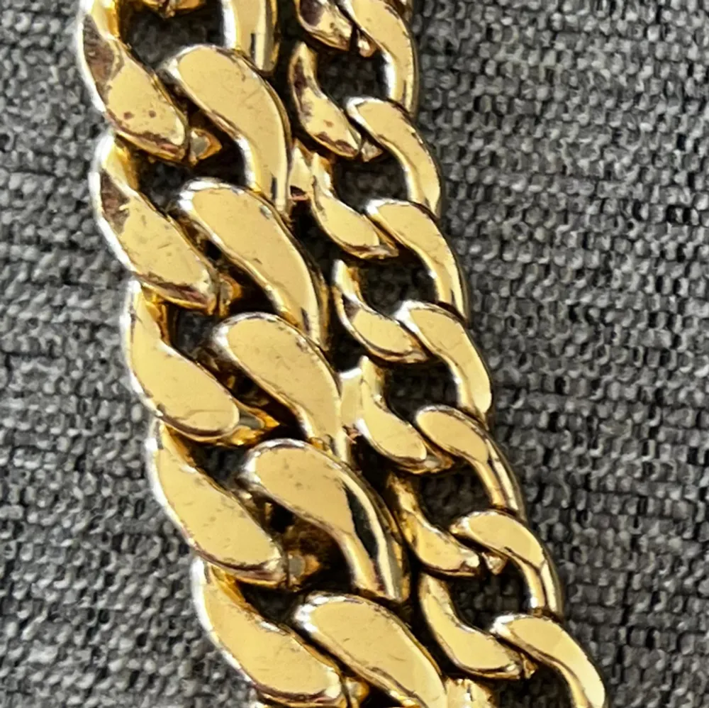 Fejk guld kedja halsband. Det rostar inte, köptes för 383kr säljs för 25. Accessoarer.