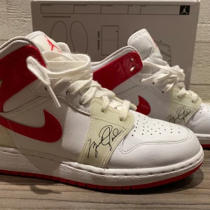 Air Jordan 1 Mid Rookie Season university red/white strlk 39 - Jordan 1 mid i absolut nyskick. Köpta via Nikes hemsida. Kartong medföljer. Strlk EU 39 (6,5Y USA)