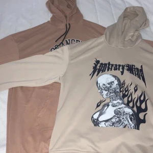 Två hoodies🧡🤎 - Båda är väldigt mysiga att ha på sig ute på sommarkvällarna när det blåser lite kallt😊✨ Dom är inte tighta eftersom att jag gillar när hoodies ligger lite slö på mig så båda är XL🙃✨