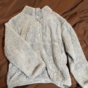 fluffig mys tröja - Älskar denna men den kmr aldrig till användning, använd ksk 3 ggr