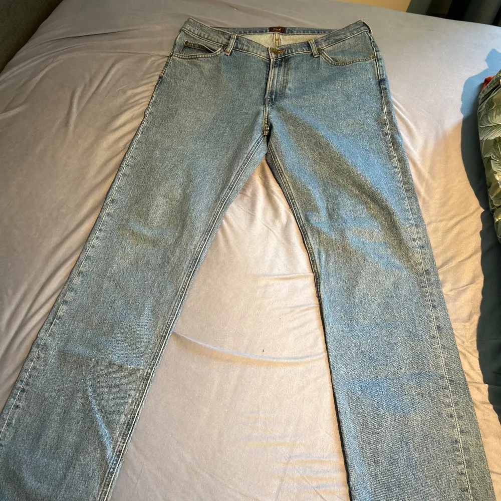 Säljer dessa jeans, dessa har stått i garderoben utan användning. Nypris ligger på 899kr mitt pris 399kr. Pris kan diskuteras vid snabb affär.. Jeans & Byxor.