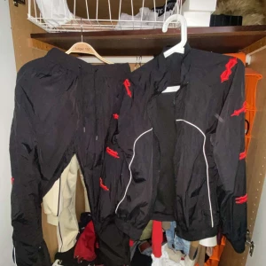 Trapstar trecksuit  - Säljer min trapstar som är använd ett fåtal gånger och är som ny den säljs på grund av att jag inte har haft någon användning av den och den har stått i garderoben.