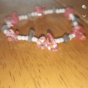 Smycken  - I hjälp av att försöka tjäna in pengar för att hjälpa min familj ekonomiskt. Bild 1-2 20 kr/st valfria färger Bild 3, 10 kr st valfria färger  Bild 4, 15kr st, valfria färger  Bild 5, 25kr st valfria färger  Skicka ett dm så kommer vi fram till ngt!☺️