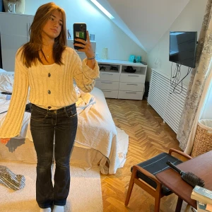 Kofta från Hm - Söt, vårig, beige/ljusrosa, v-ringad kofta från hm med utsvängda armar och virkad stil. Använd fåtal gånger och har en extraknapp med sig om en skulle trilla av!❤️