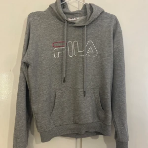 Fila hoodie  - Använd ca 3 gånger så fortfarande i fint skick.