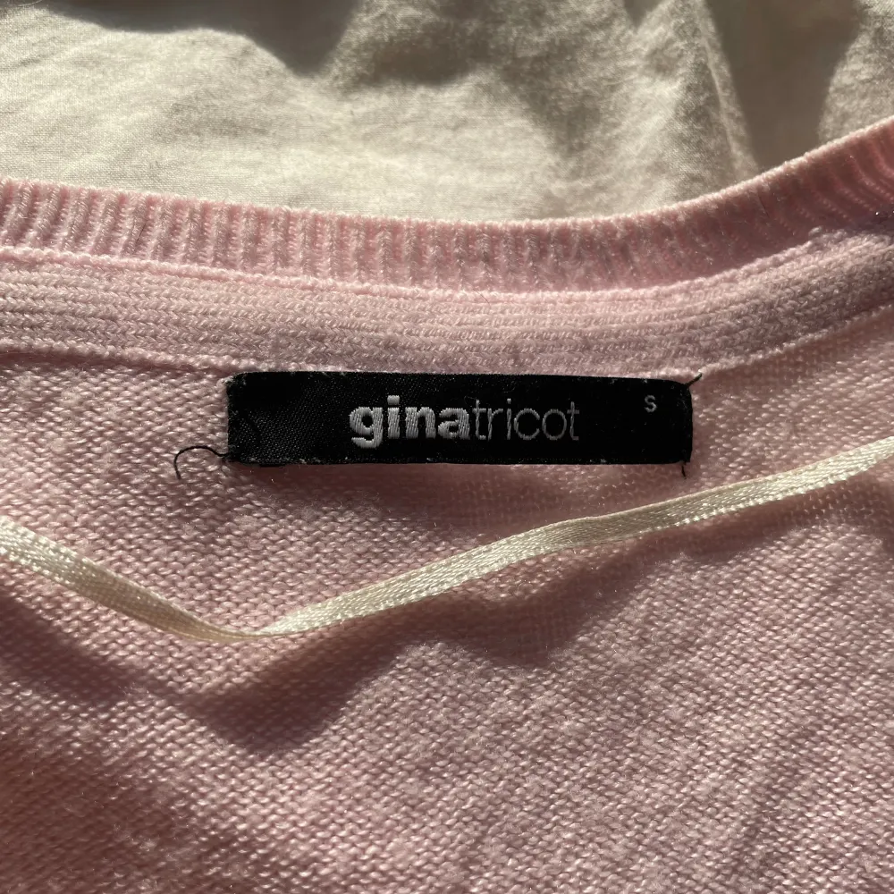 Storlek S. Lite finare tröja med ett märke från Gina Tricot. Är i bra skick förutom lite nopprig. Skönt material. Tröjor & Koftor.