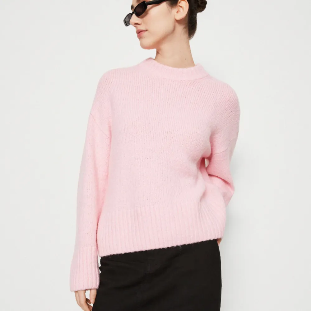 Säljer nu denna rosa stickade tröja från Gina som är perfekt nu till våren. Den är endast använd 1 gång och är i storlek xs. Stickat.