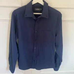 Säljer en dressman skjorta som har bara blivit använd ett fåtal gånger. Storlek M och passar upp till 190cm
