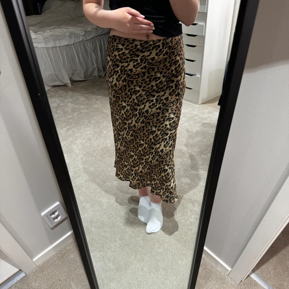 lång leopard kjol med slits från zara i bra skick!. Kjolar.