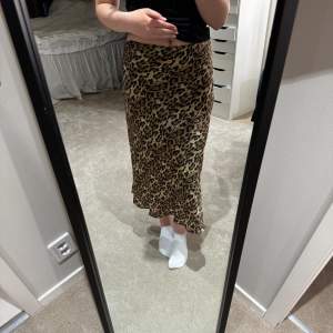 lång leopard kjol med slits från zara i bra skick!