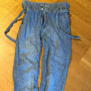 Gjorda i tunt jeans material, kommer med ett jeans bälte. Dom e något skrynkliga men det kan lätt fixas, vid frågor eller behov av fler bilder kontakta gärna :)