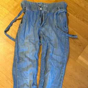 highwaist Jeans  - Gjorda i tunt jeans material, kommer med ett jeans bälte. Dom e något skrynkliga men det kan lätt fixas, vid frågor eller behov av fler bilder kontakta gärna :)