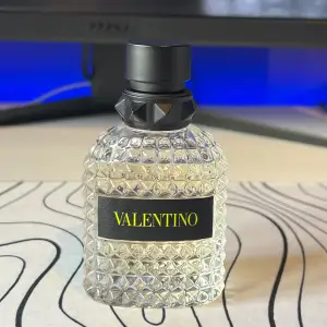Säljer nu min Valentino Yellow Dream då jag håller på att sälja av min parfymsamling. Ca 25-30ml kvar skulle jag gissa. Nypris:  ca 800kr, mitt pris: 399kr