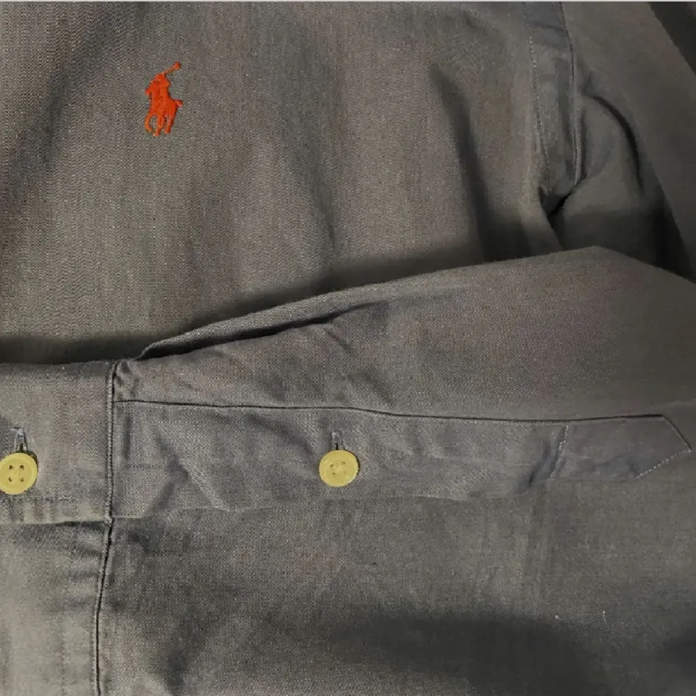 Ralph Lauren skjorta i tjockare material, perfekt till våren, Använd 1-2 gånger max. Kontakta för frågor 🙌. Skjortor.