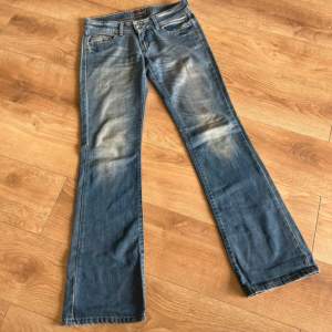 Supersnygga jeans från Bigstar, säljer pågrund av att de inte passar mig💗 Midjemått 43cm x 2  Innerbenslängd 84cm 