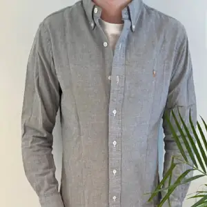 Säljer denna riktigt snygga Ralph Lauren skjortan! Står att det är storlek M men skulle säga att den sitter som en S! Skjortan är knappt använd och i riktigt bra skick! Pris kan förhandlas vid snabb affär!