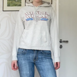 Hoodie - Säljer en super mysig hoodie, då den är för liten för mig. 