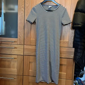  klänning i slim modell  - Klänning från Ginatricot i randigt och tightare/ slim modell. Aldrig använd. Stl S