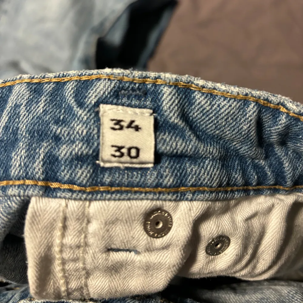 Säljer dessa snygga Jack&Jones jeansen eftersom att jag har köpt nya. Skön tvätt och bra passform. Modell: Chris Hör av dig vid intresse eller om du har fler frågor☺️. Jeans & Byxor.