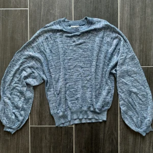 Hm tröja  - Köpt för många sen i nyskick, slitsad i armarna på båda sidor. Detta var nån limited edition kollektion, nypris var 600