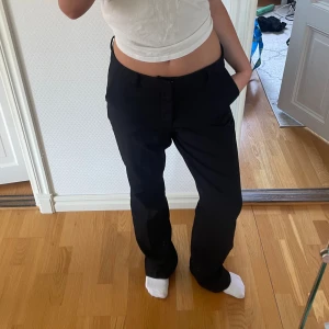 Kostymbyxor från bikbok - Fina kostymbyxor från bikbok med medelhög midja  Säljer då de är i en för stor storlek för mig