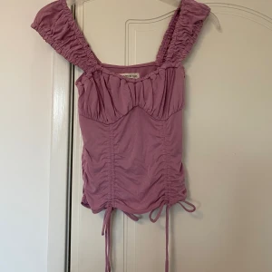 Lila linne från Urban Outfitters - Fint ljus lila linne från Urban Outfitters i nyskick. Använd en gång. 