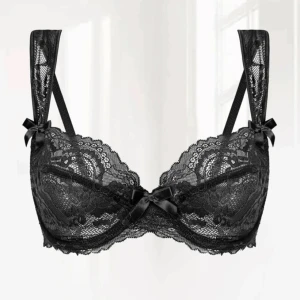 Spets BH - Säljer då den inte passar, aldrig använd🖤