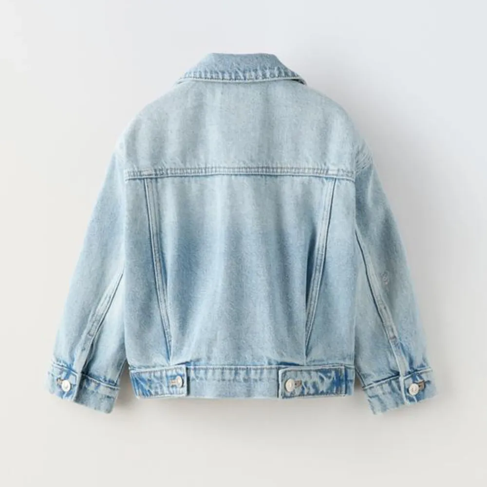 Säljer nu denna jättefina ljusblåa jeans jacka från Zara. Modellen är kids men passar Xs/S i dam också. Kom privat för bild och hör av er vid frågor💗. Jackor.