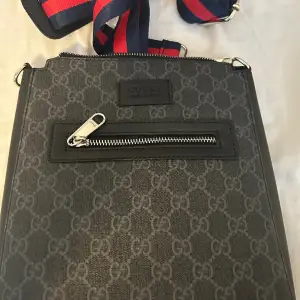 Säljer min Gucci väska helt ny svart 1:1