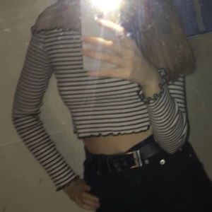 Off Shoulder Topp - En supersöt croppad off shoulder top, storlek XS, lappen är bortklippt men är troligen från H&M. Utöver det är den i fint skick, har lite gummi på insidan så att den inte ska glida ned. Köpare betalar frakt🩷