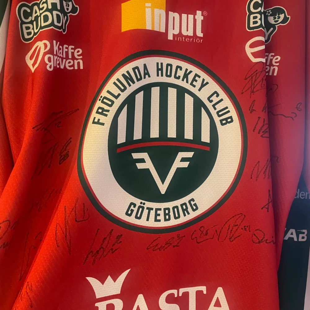 Helt ny, oanvänd Frölunda match tröja med hela lagets autografer på. Storlek L. 600kr + frakt, pris kan diskuteras vid snabb affär . T-shirts.