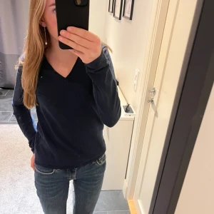 Superfin tröja - Superfin marinblå tröja från Tommy hilfiger i storlek S💗💗