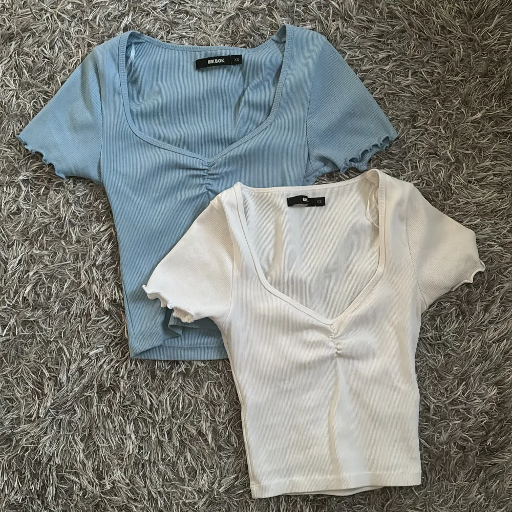 En blå och en vit t-shirt ifrån bikbok. Om man vill köpa vardera, 120 och 200 för båda. Säljes pga för små. I nyskick🩵🤍. T-shirts.