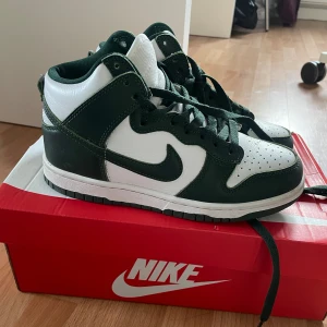 Nike dunks - Ord pris 2599. Höga nike dunks i färgen spartan green. Knappt oanvända så i nytt skick, jätte rena och fina. Köpta från stockx