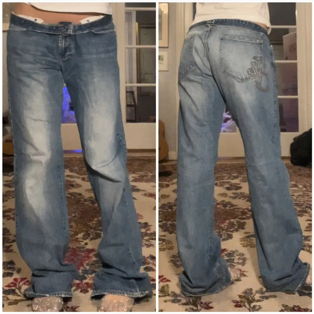 Baggy jeans från Versace. Nedvikta på bild 1 & 2. Lite slitage längst ner och på insidan av ena låret (bild 4 & 5). Mått i cm: midja: 89 & Innerben: 84. Jag är 165.. Jeans & Byxor.
