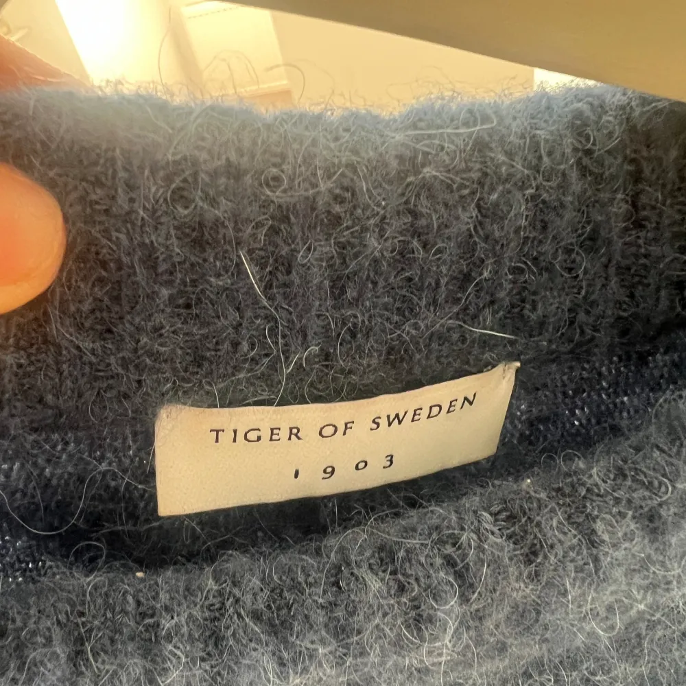 Säljer denna stickade tröjan från tiger of Sweden. Sparsamt använd så i väldigt bra skick, köptes för några månader sedan på NK, nypris 2300kr. Stickat.