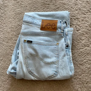 Jeans Lee - Väldigt fina Lee jeans🔥W31 L34👌 Rak Passform👍De är i perfekt skick utan tecken på användning🫡 