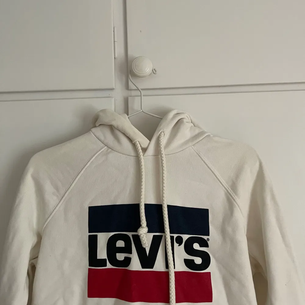 Fin vit hoodie från Levis! Kommer ej till användning längre, hör av dig ifall du vill ha bättre bilder på den🫶🏼 hoodien har inga defekter bortsett från att den är väldigt skrynklig på bild😄. Hoodies.