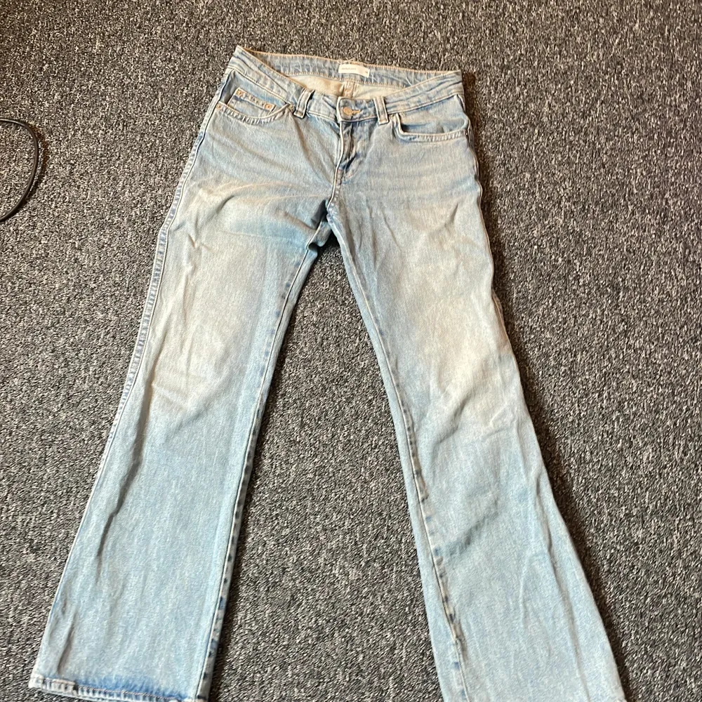 Ett par low waist jeans från Gina tricot. Använda 2 gånger. Jätte sköna och fina byxor men de kommer inte till användning längre.. Jeans & Byxor.